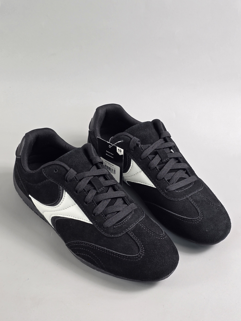 Avia Black Sneakers with White Side Accent Size 10